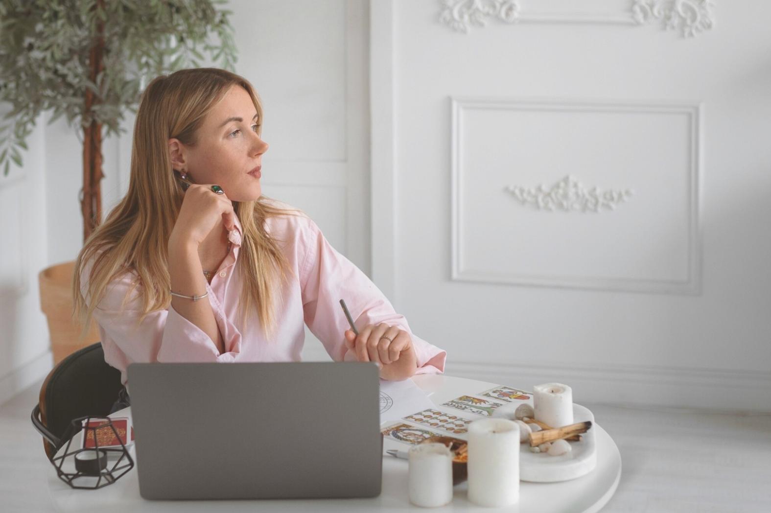 Ruhiger Arbeitsplatz mit natürlichen Elementen